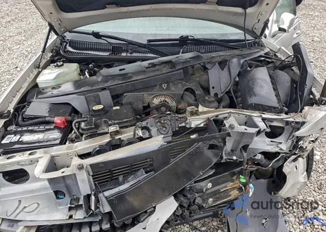 2003 Lincoln Town Car Executive z USA, uszkodzony, nr VIN 1LNHM81W43Y672010